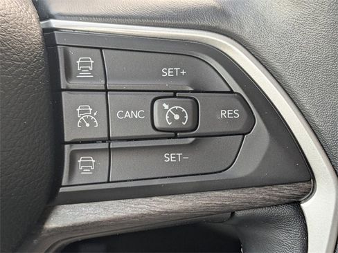 Used 2022 Jeep Grand Cherokee L Limited w/ Black Appearance Package image 32