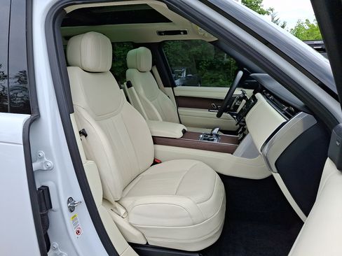 Used 2023 Land Rover Range Rover Long Wheelbase SE AWD/4WD image 3