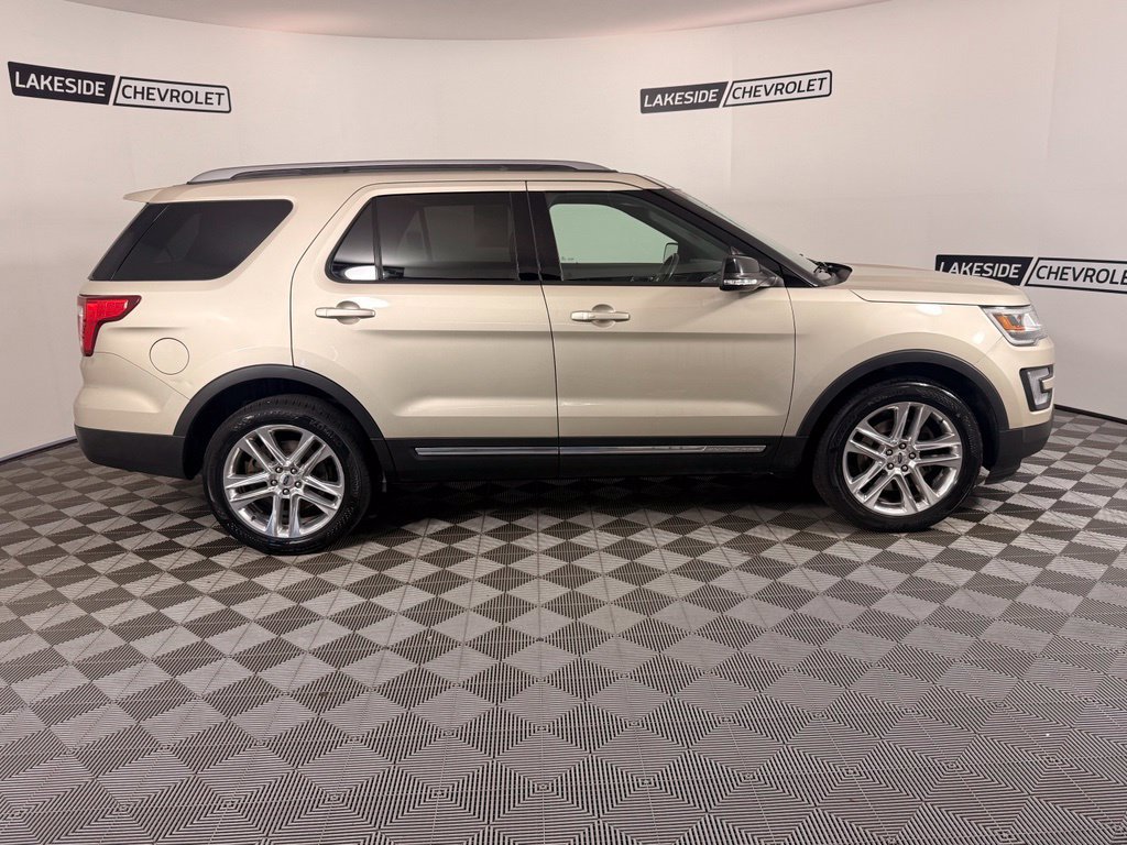 Used 2017 Ford Explorer XLT w/ Equipment Group 202A AWD/4WD image 7