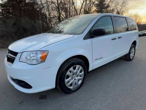 Used 2019 Dodge Grand Caravan SE image 3