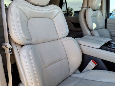Used 2021 Lincoln Navigator Reserve image 12