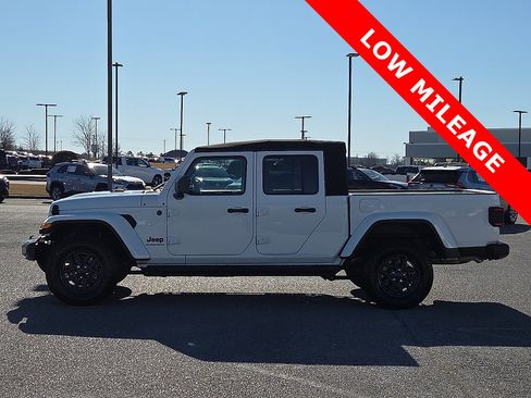 Used 2024 Jeep Gladiator Sport image 3