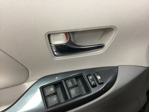 Used 2013 Toyota Sienna SE image 11