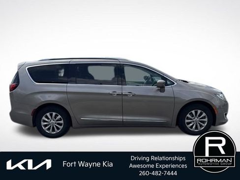 Used 2018 Chrysler Pacifica Touring-L Plus FWD image 6