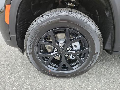 Used 2025 Jeep Grand Cherokee Altitude image 8