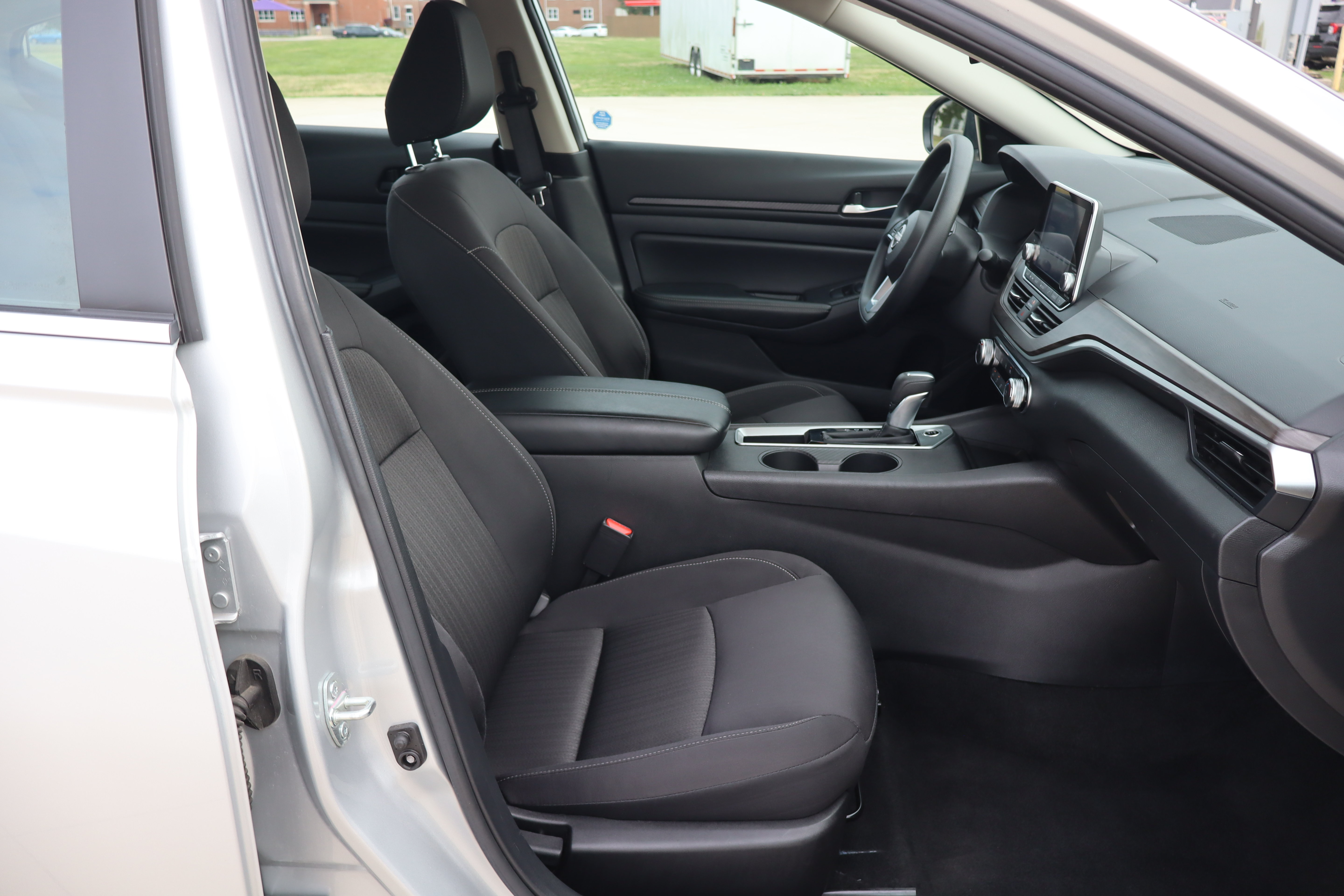 Used 2025 Nissan Altima 2.5 SV FWD image 12