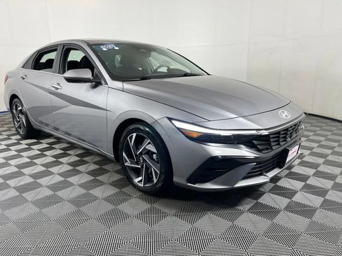 Used 2025 Hyundai Elantra SEL FWD image 15