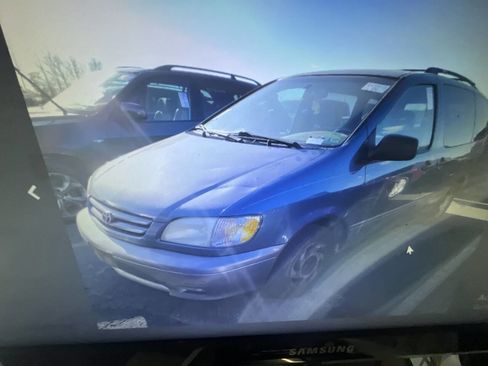 Used 2001 Toyota Sienna XLE image 2