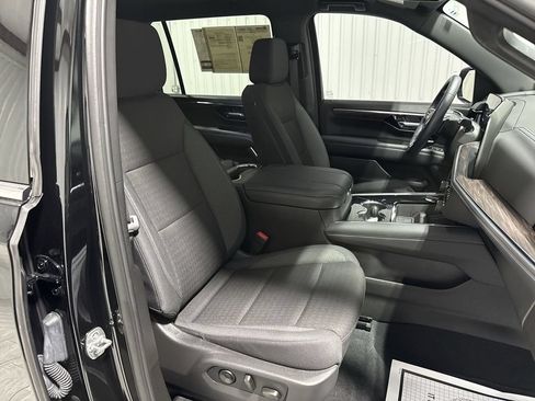 Used 2025 Chevrolet Suburban LS RWD image 29