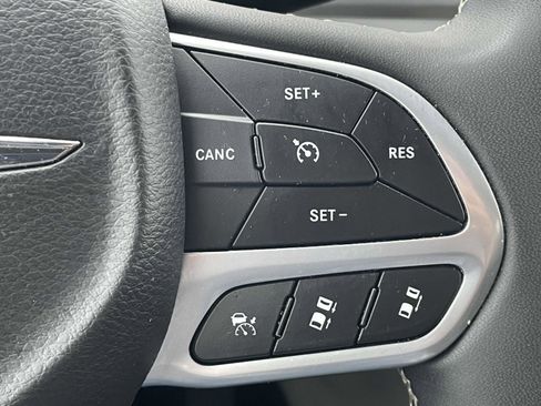 Certified 2024 Chrysler Pacifica Touring-L image 6