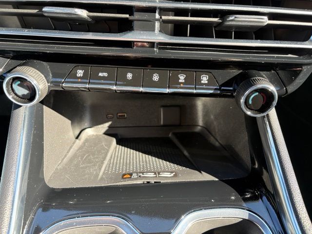 Used 2025 Chevrolet Traverse LT AWD/4WD image 29