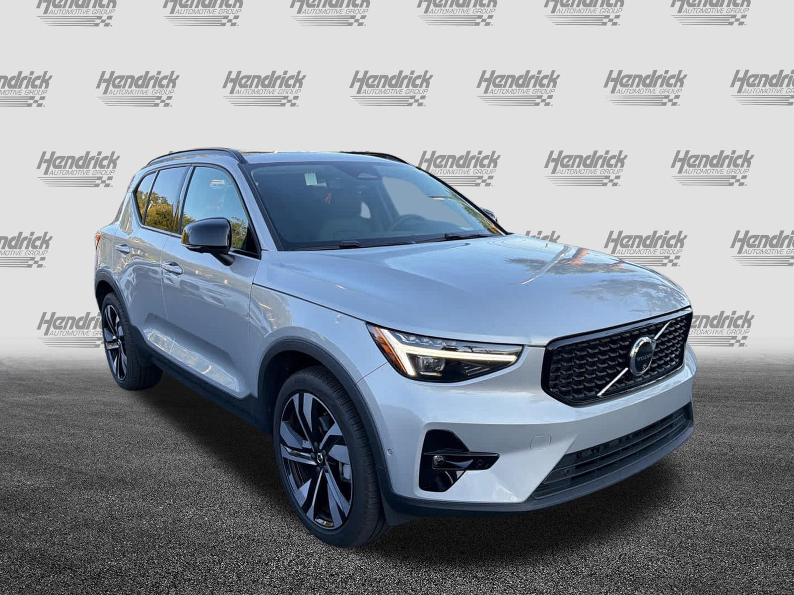Used 2025 Volvo XC40 B5 Ultra AWD/4WD image 2