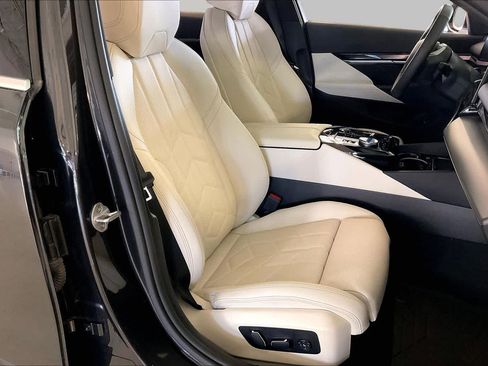 Used 2024 BMW i5 eDrive40i w/ M Sport Package RWD image 8