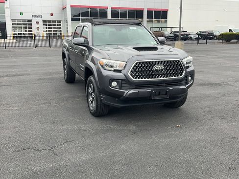 Used 2019 Toyota Tacoma TRD Sport image 3