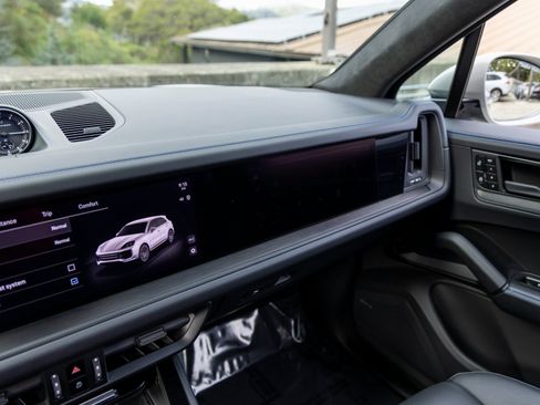 Certified 2025 Porsche Cayenne GTS image 38