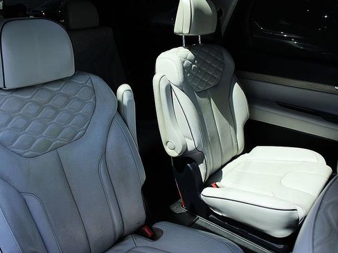 Used 2021 Hyundai Palisade Limited w/ Winter Package FWD image 23