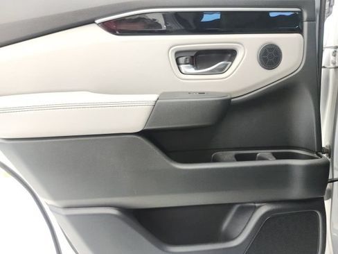 Used 2025 Honda Pilot EX-L image 9