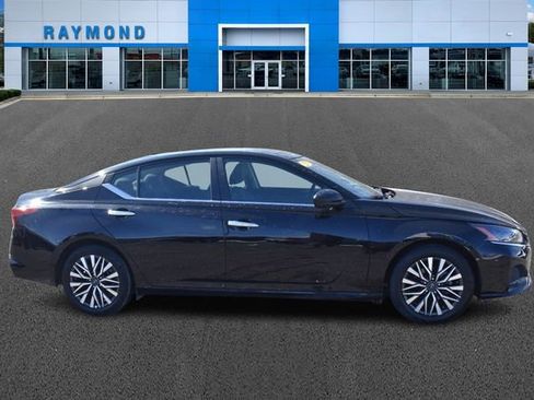 Used 2025 Nissan Altima 2.5 SV image 2