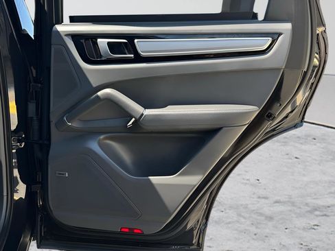 Used 2022 Porsche Cayenne E-Hybrid Coupe image 37