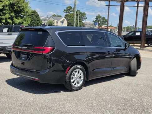 Used 2023 Chrysler Pacifica Touring-L FWD image 6