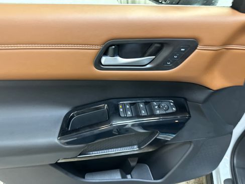 New 2026 Nissan Pathfinder Platinum image 19