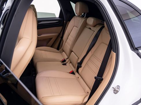 Used 2023 Porsche Cayenne AWD/4WD image 17