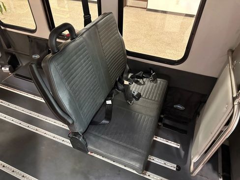 Used 2015 Ford E-350 and Econoline 350 Super Duty image 39