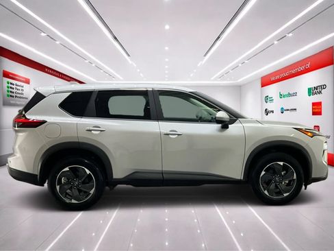 Used 2024 Nissan Rogue SV AWD/4WD image 8