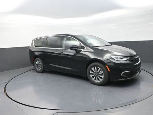 Used 2024 Chrysler Pacifica Limited FWD image 23