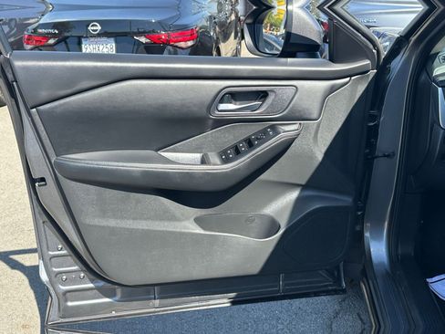 Used 2025 Nissan Rogue SV FWD image 18