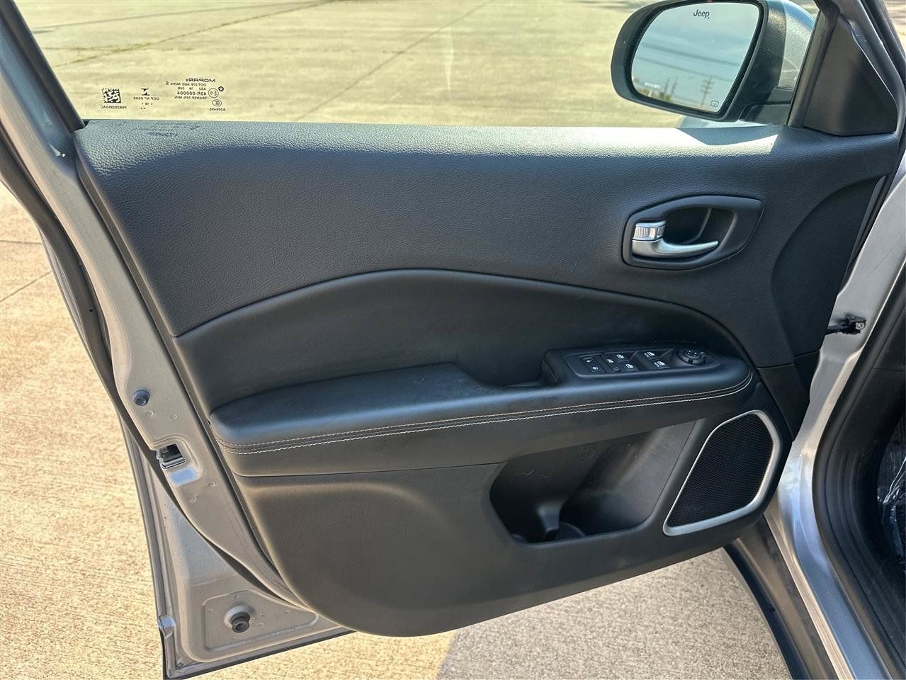Used 2018 Jeep Compass Latitude AWD/4WD image 19