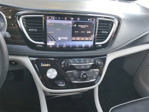 Used 2024 Chrysler Pacifica Limited w/ Uconnect Theater Family Group image 16