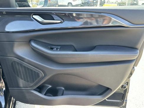 Used 2023 Jeep Grand Cherokee Laredo image 8