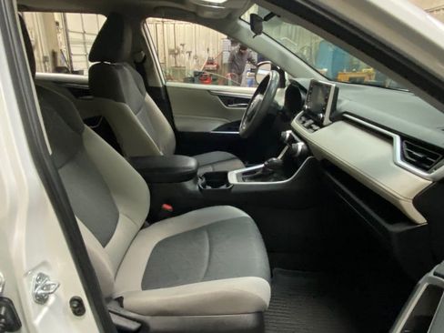 Used 2021 Toyota RAV4 XLE image 18