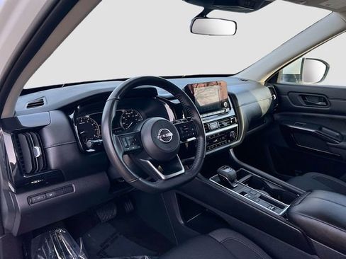 Used 2024 Nissan Pathfinder SV image 9