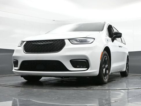 Used 2024 Chrysler Pacifica Limited FWD image 42