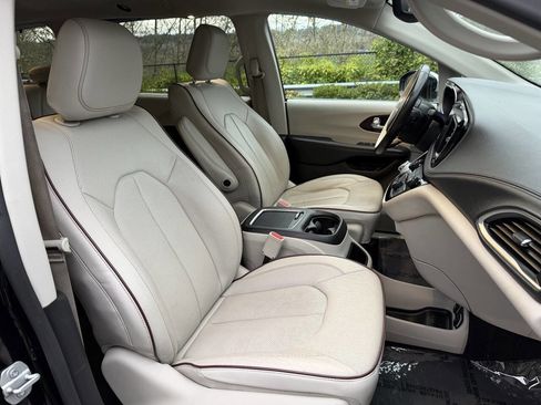 Used 2019 Chrysler Pacifica Limited image 17