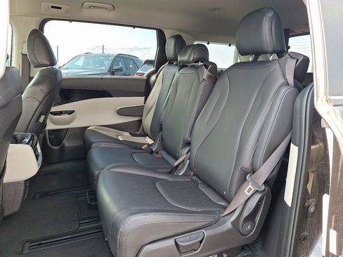 Used 2023 Kia Carnival EX FWD image 10