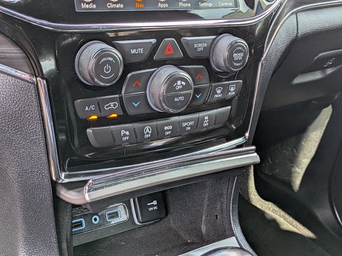 Used 2020 Jeep Grand Cherokee Limited AWD/4WD image 18