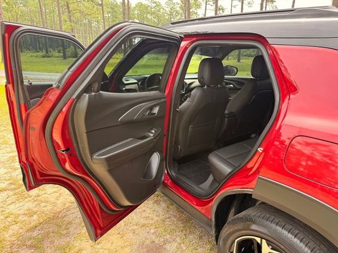 Used 2021 Chevrolet TrailBlazer RS w/ Technology Package FWD image 23