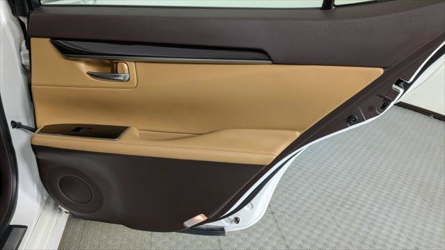 Used 2018 Lexus ES 350 w/ Luxury Package w/Wood Trim FWD image 20