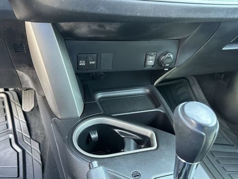 Used 2018 Toyota RAV4 LE FWD image 23