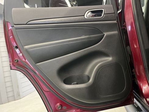 Used 2018 Jeep Grand Cherokee Laredo image 31