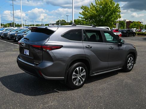 Used 2024 Toyota Highlander XLE AWD/4WD image 3