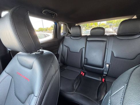Used 2025 Jeep Compass Trailhawk AWD/4WD image 38
