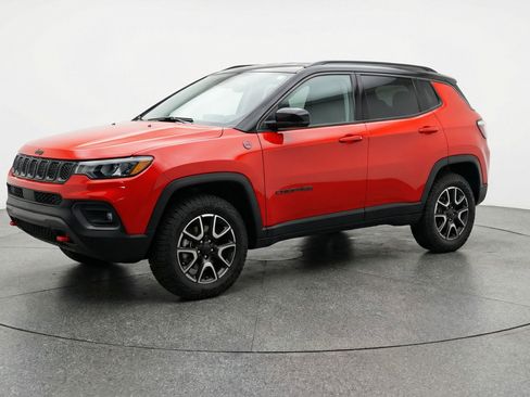 Used 2025 Jeep Compass Trailhawk w/ Trailer Tow Group AWD/4WD image 3
