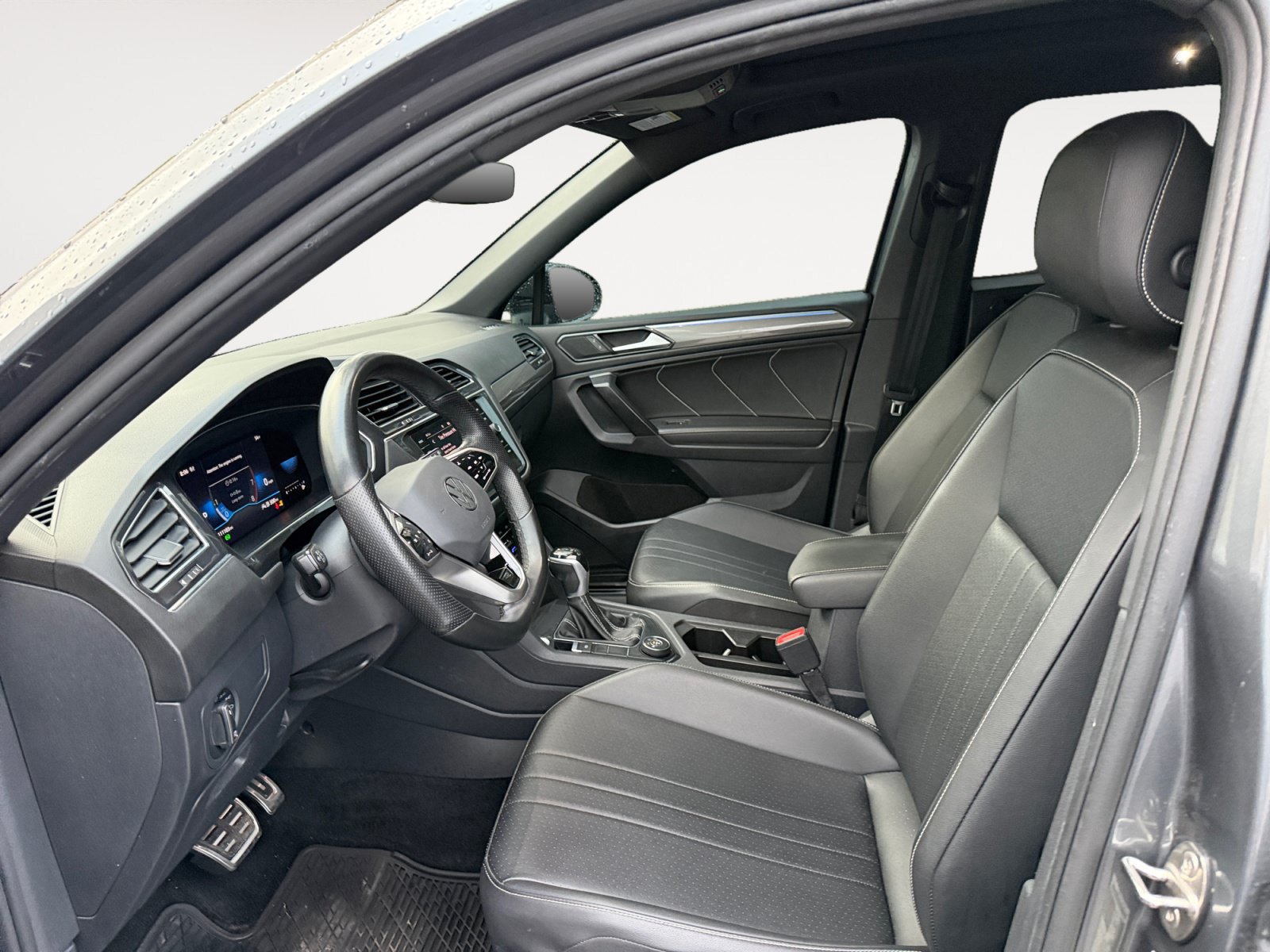 Used 2023 Volkswagen Tiguan SE R-Line AWD/4WD image 9