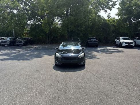 Used 2016 Ford Focus SE FWD image 2