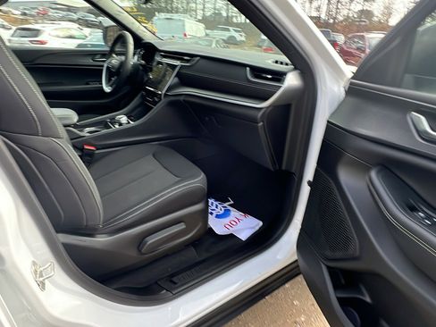 Used 2024 Jeep Grand Cherokee Laredo X image 20