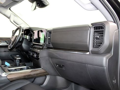 Used 2025 Chevrolet Silverado 1500 LT Trail Boss w/ LT Trail Boss Premium Package AWD/4WD image 28